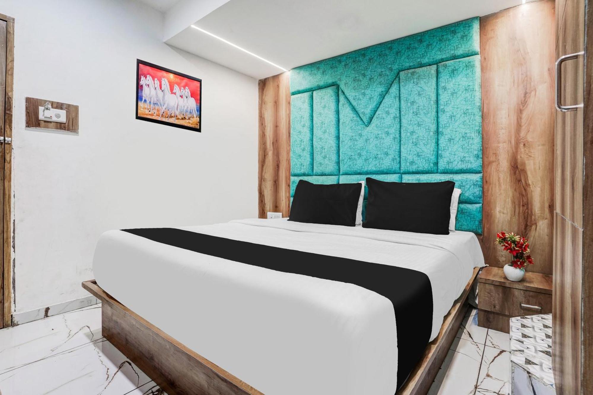 Super Collection O Maninagar Near Railway Station Formerly A1 Residency Ahmedabad Exterior photo