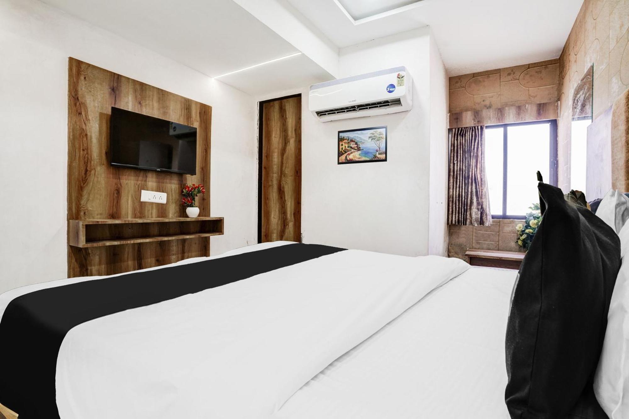 Super Collection O Maninagar Near Railway Station Formerly A1 Residency Ahmedabad Exterior photo
